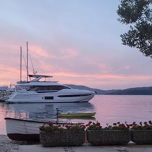 https://valun-seaside-apartments.primorje-gorskikotar.com